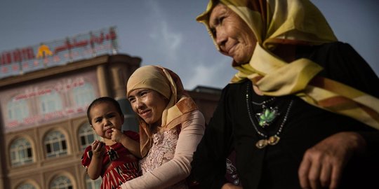 Pemerintah China Diduga Paksa Penduduk Xinjiang Minum Obat Herbal Abal-Abal