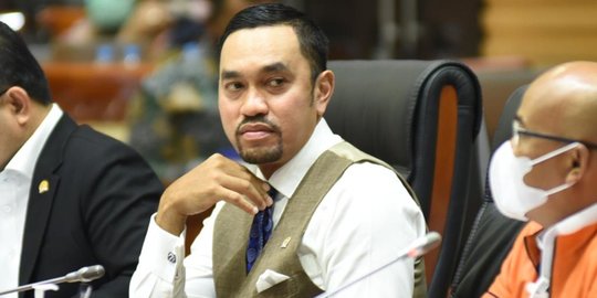 7 Gaya Modis Wakil Ketua Komisi III saat Memimpin Sidang DPR