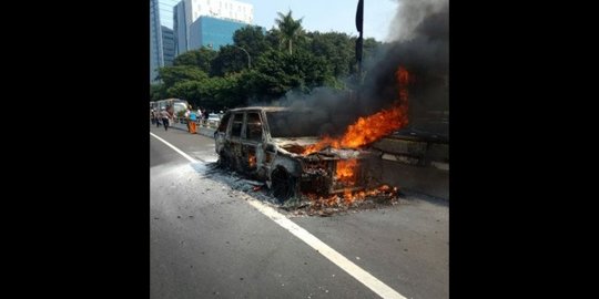 Diduga Korsleting, Range Rover Ludes Terbakar di Tol Dalam Kota