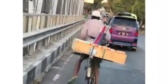 Tak Mau Dikasihani, Ini Sosok Penjual Tisu Asal Jogja yang Sedang Viral