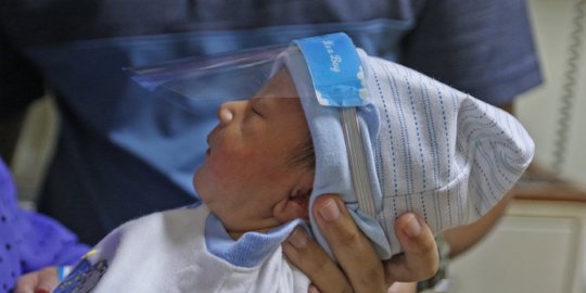 Anak di Bawah 2 Tahun Disarankan Gunakan Faceshield Dibanding Masker