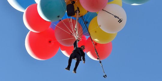 Aksi Mendebarkan David Blaine Terbang dengan Balon Hingga Ribuan Meter