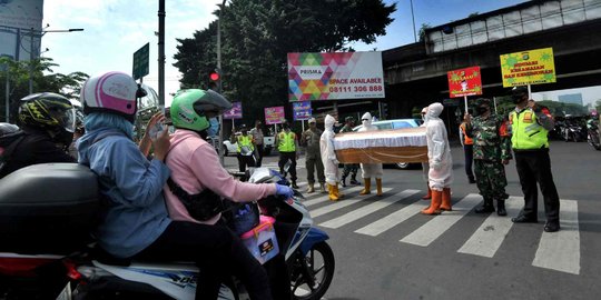 Sosialisasi Bahaya Covid-19, Petugas Arak Peti Mati Keliling Jakarta