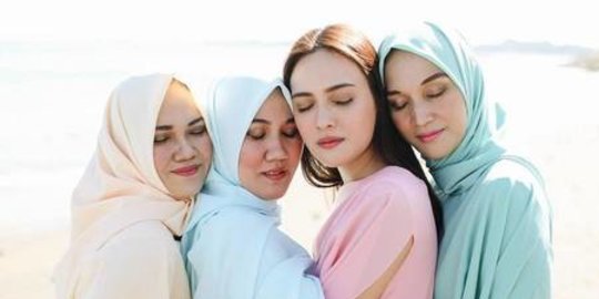 Beda Keyakinan, Ini 5 Potret Kebersamaan Shandy Aulia dengan Ketiga Kakak Kandungnya