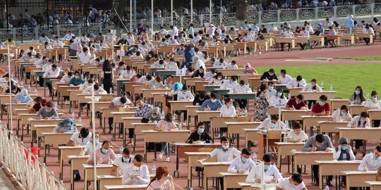 Khawatir Corona, Ribuan Calon Mahasiswa Panas-panasan Ujian di Luar Ruangan