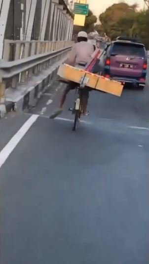 pedagang tisu kayuh sepeda satu kaki