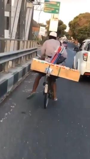 pedagang tisu kayuh sepeda satu kaki