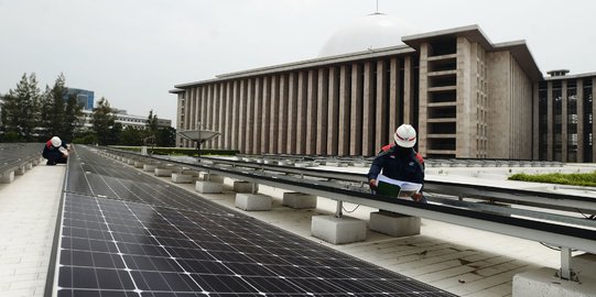 Menengok Perawatan Panel Surya Masjid Istiqlal