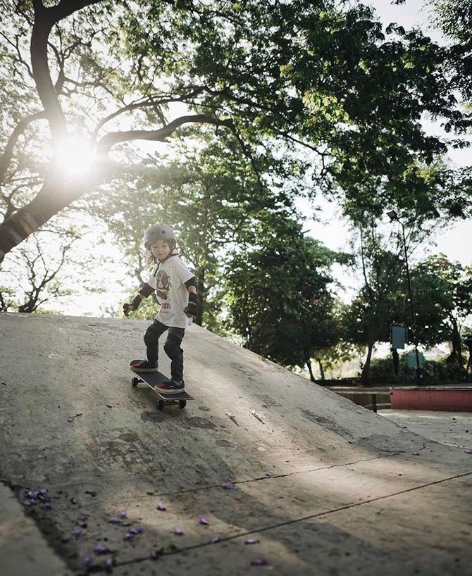 potret keren bjorka anak ringgo agus main skateboard