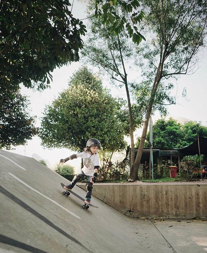 potret keren bjorka anak ringgo agus main skateboard