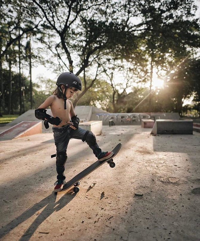 potret keren bjorka anak ringgo agus main skateboard