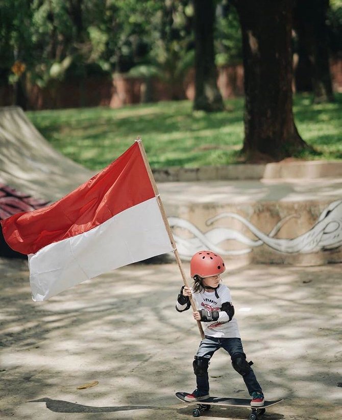 potret keren bjorka anak ringgo agus main skateboard