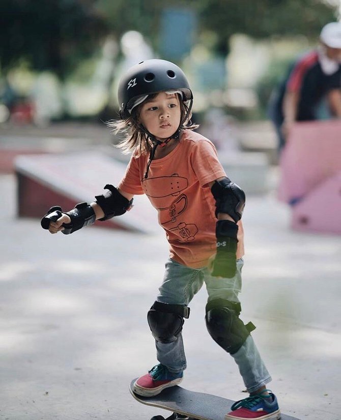 potret keren bjorka anak ringgo agus main skateboard