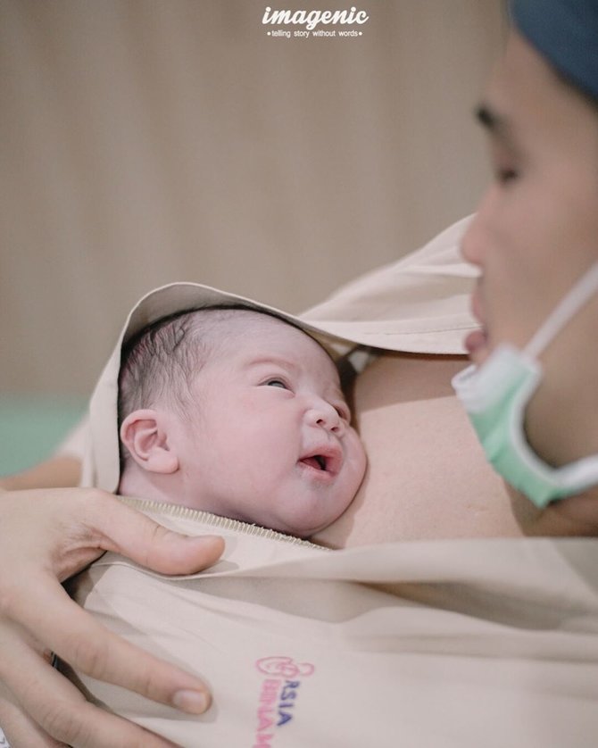 rezky aditya gendong sang anak