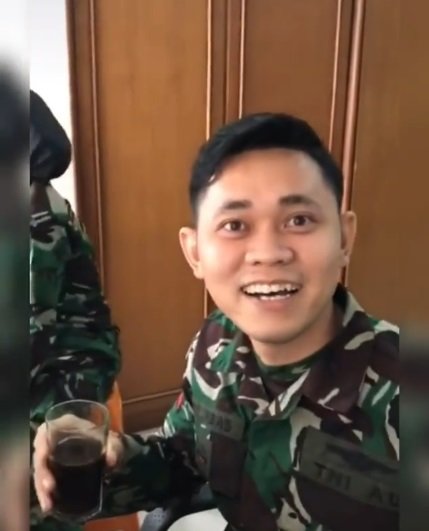 video pria berseragam tni