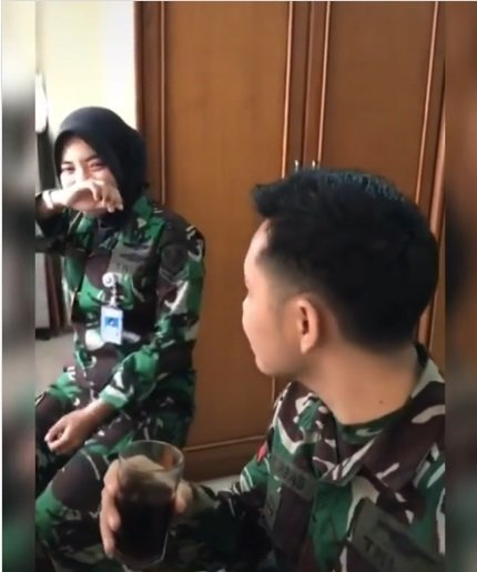 video pria berseragam tni