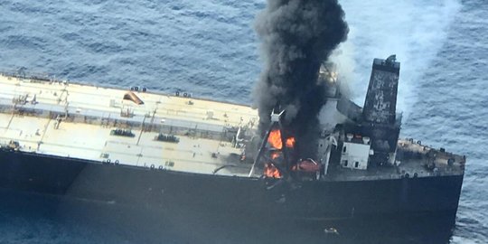 Tanker Bermuatan 2 Juta Barel Minyak Terbakar di Laut Sri Lanka