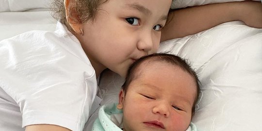 Bikin Gemas, Potret Baby Saka Anak Kelima Andhika dan Ussy Disambut Kakaknya di Rumah