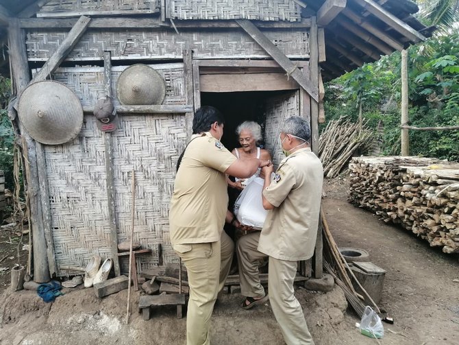 nenek ini pilih tinggal sendiri meski anaknya punya rumah besar alasannya bikin haru