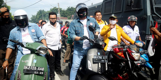 Gaya Bobby Nasution Daftar Cawalkot di KPU Medan Naik Vespa