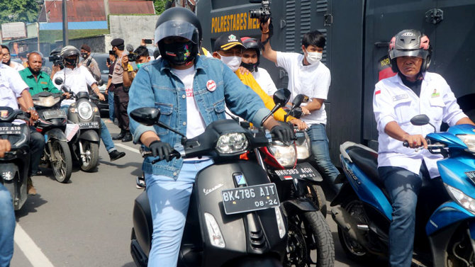 bobby nasution aulia rahman daftar ke kpu medan naik vespa