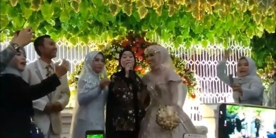 Potret Lesty Kejora Datang ke Acara Nikahan Fans, Buat Pengantin dan Tamu Terkejut