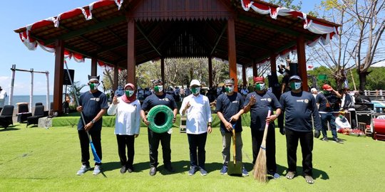 Kemenparekraf Gelar Gerakan BISA & Kampanye Pakai Masker di Pantai Pulau Santen