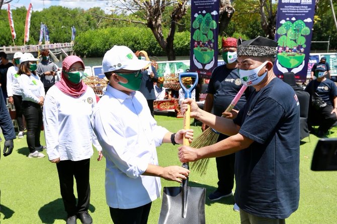 kemenparekraf gelar gerakan bisa dan kampanye pakai masker di pantai pulau santen banyuwangi