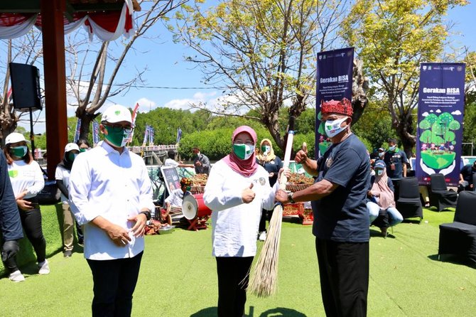 kemenparekraf gelar gerakan bisa dan kampanye pakai masker di pantai pulau santen banyuwangi