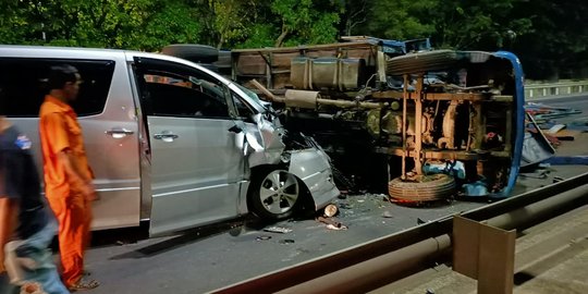 Pengemudi Mengantuk, Alphard Seruduk Truk Terguling di Tol Lingkar Luar Jakarta