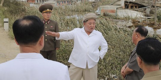 Gaya Kim Jong-un Pantau Kerusakan Daerah Akibat Topan Maysak