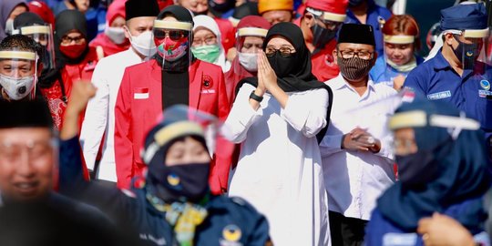 Jalan Kaki ke KPU Banyuwangi, Ipuk Fiestiandani dan Sugirah Disambut Antusias Warga