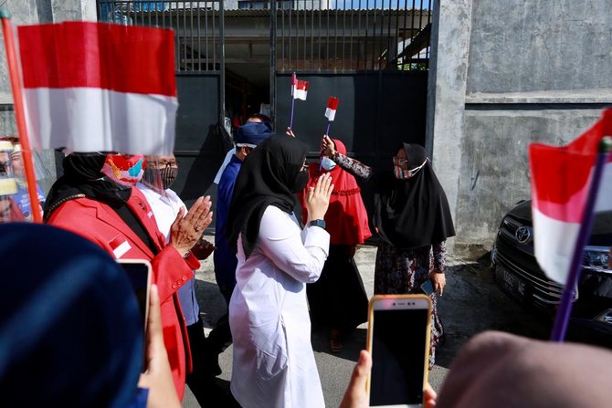 jalan kaki ke kpu banyuwangi ipuk fiestiandani dan sugirah disambut antusias warga