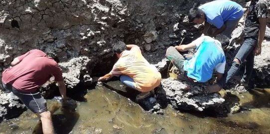 Warga Sumba Tengah Kaget, Ada Sumber Minyak Muncul dari Dalam Kali