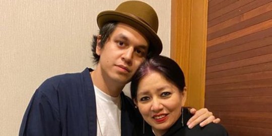 Jadi Anak Tunggal, 5 Seleb Ini Selalu Kompak dengan Orang Tua