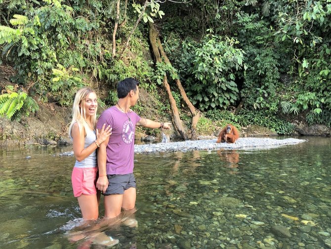 terjebak pandemi covid 19 ini potret keseruan pasangan bule inggris di bukit lawang