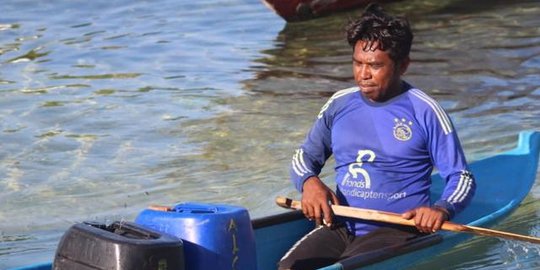 Tinggal di Pulau Tertinggal, Pria Ini Harus Seberangi Lautan demi Air Bersih