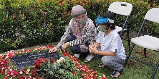 Ziarah ke Makam Ashraf Sinclair, Ini 4 Penampilan BCL yang Tuai Pujian