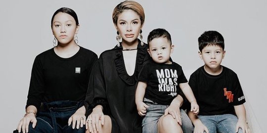 Jadi Single Parent, Intip 6 Momen Pemotretan Nikita Mirzani Bersama Ketiga Anaknya