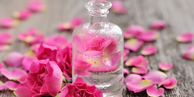 10 Fungsi Air Mawar  untuk Kecantikan Sebagai  Obat  Jerawat 