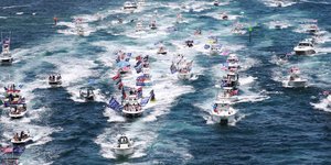 Aksi Konvoi Pendukung Donald Trump di Laut