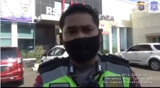 aksi heroik polisi ingin adopsi bayi temuan