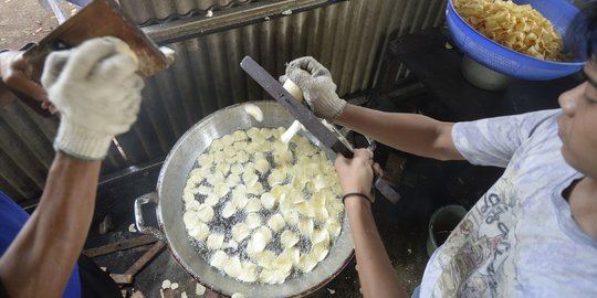 Melihat Proses Pembuatan Keripik Singkong di Kampung Kopi