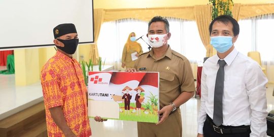 Wali Kota Tarakan Serahkan Kartu Tani pada 500 Petani, Ini Manfaatnya