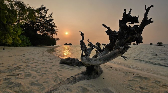matahari terbenam di pulau pari