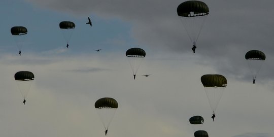 Aksi Prajurit TNI AU dalam Operasi Udara Jalak Sakti