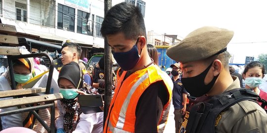 Tidak Pakai Masker di Pasar Serpong, Warga Dihukum Bersihkan Sampah dan Di-rapid Test