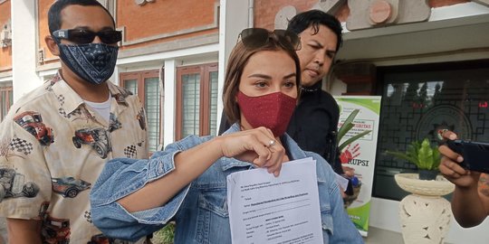 Ajukan Penangguhan Penahanan Jerinx, Nora Sebut 'Suami Saya Tulang Punggung Keluarga'