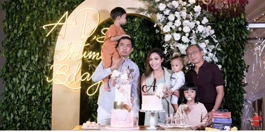 Rayakan Bareng Keluarga Ini Potret Mewah Dekorasi Pesta Ulang Tahun Ayu Dewi Halaman 2 Merdeka Com