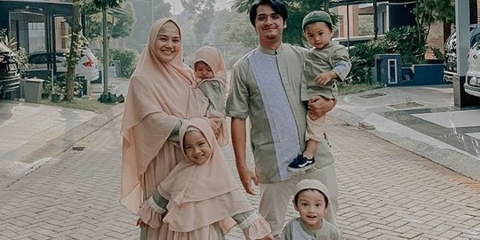 Sweet Family! Potret Ricky Harun Bersama Empat Anaknya yang Lucu dan Menggemaskan